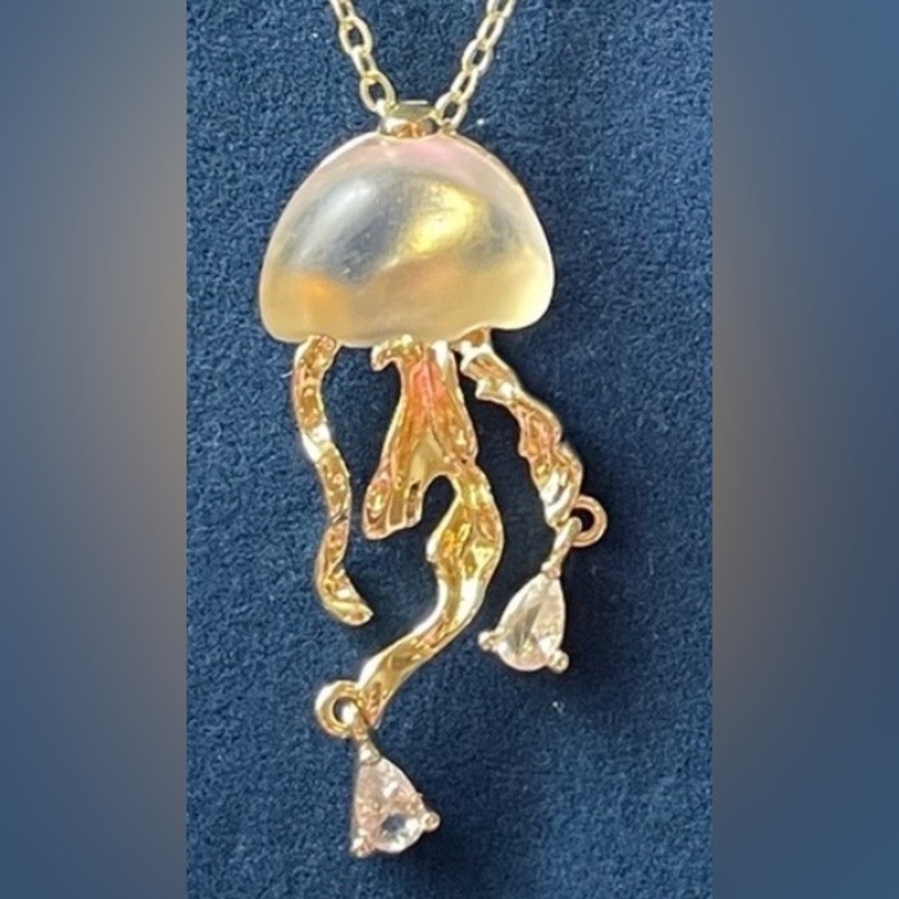 Elegant Gold Jellyfish Pendant Necklace - Picture 4 of 4